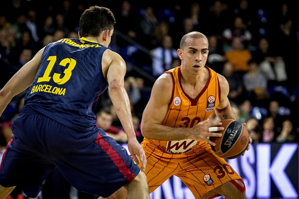 BARCELONA, SPAIN - FEBRUARY 12: Carlos Arroyo (30) of Galatasaray in action against Tomas Satoransky (13) of Barcelona during the Turkish Airlines Euroleague Top 16 Round 7 basketball match between FC Barcelona and Galatasaray Liv Hospital at Palau Blaugrana on February 12, 2015 in Barcelona, Spain.  (Photo by Albert Llop/Anadolu Agency/Getty Images)
